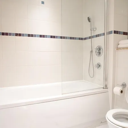 Two-bedroom Luxury With Workspace, Free Secure Parking & Coffee