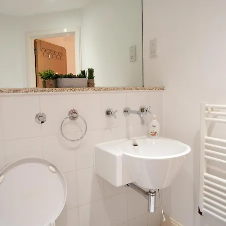 Two-bedroom Luxury With Workspace, Free Secure Parking & Coffee Apartment