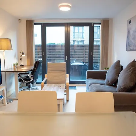 Two-bedroom Luxury With Workspace, Free Secure Parking & Coffee Apartment *