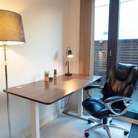 Two-bedroom Luxury With Workspace, Free Secure Parking & Coffee Apartment *