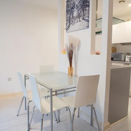 Apartment Two-bedroom Luxury With Workspace, Free Secure Parking & Coffee *
