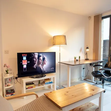 Two-bedroom Luxury With Workspace, Free Secure Parking & Coffee Apartment *