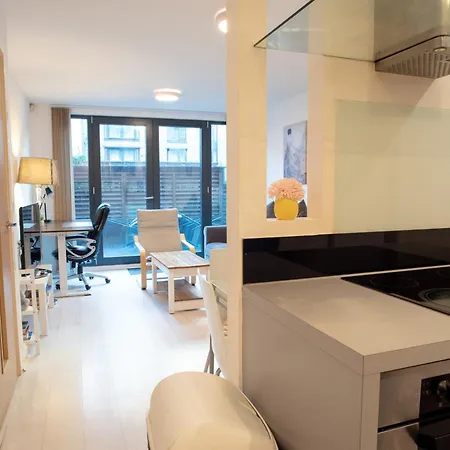 Two-bedroom Luxury With Workspace, Free Secure Parking & Coffee *