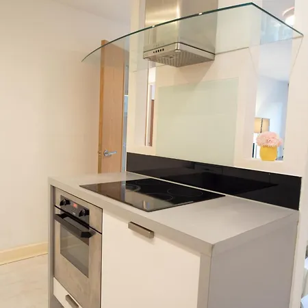 Apartment Two-bedroom Luxury With Workspace, Free Secure Parking & Coffee *