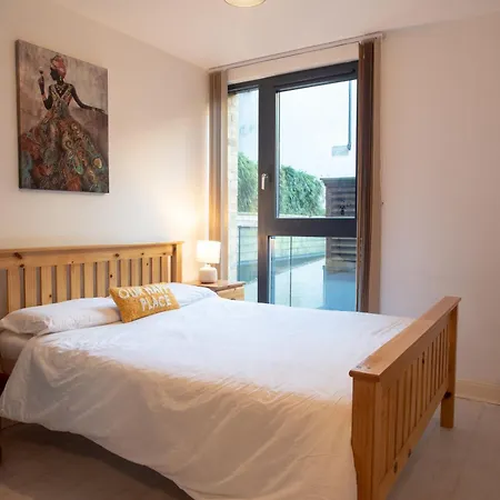 Two-bedroom Luxury With Workspace, Free Secure Parking & Coffee *