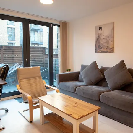 Two-bedroom Luxury With Workspace, Free Secure Parking & Coffee Apartment